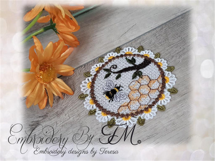 Coaster with bees/4x4 hoop