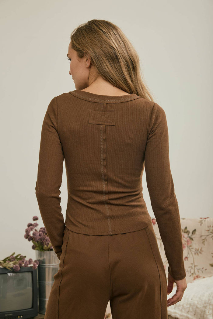 FITTED LONG SLEEVE RIBBED HENLEY KNIT TOP :
