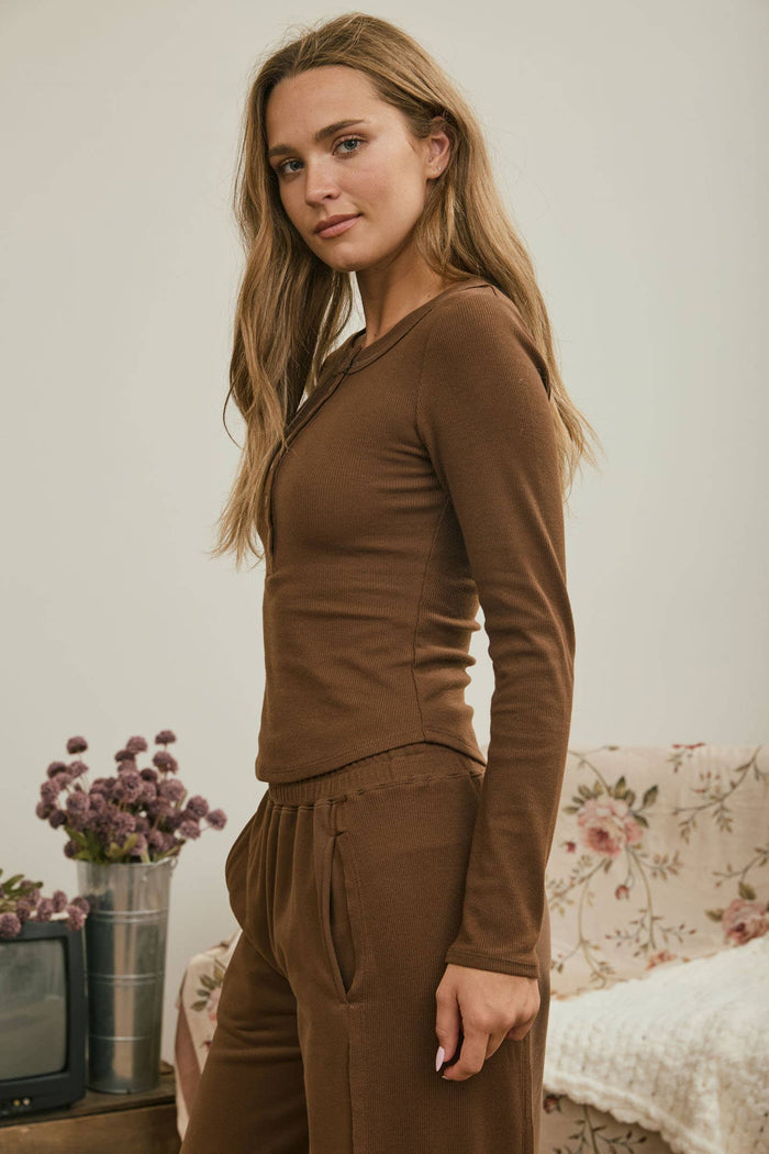 FITTED LONG SLEEVE RIBBED HENLEY KNIT TOP :