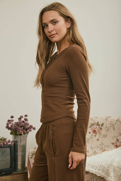 FITTED LONG SLEEVE RIBBED HENLEY KNIT TOP :