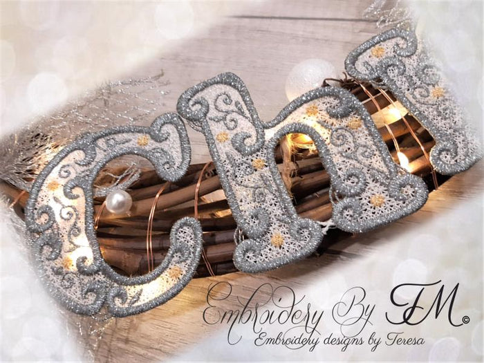 Merry Christmas / 11 letters / 4x4 hoop